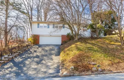 5 Maplewood Dr, Rockaway, NJ 07866