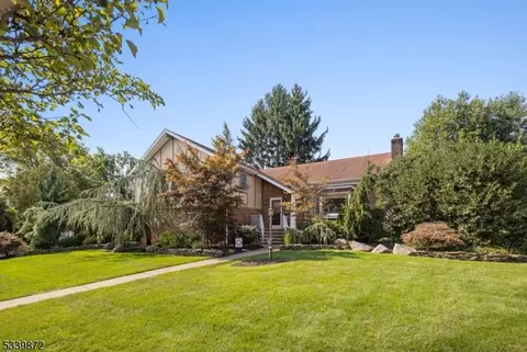 15 Tulp Ct, Clifton, NJ 07013