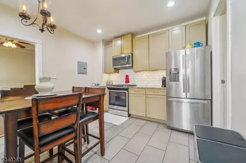 27 Downing St, Newark, NJ 07105