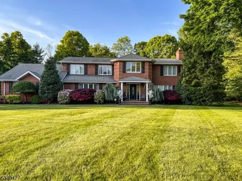 204 Oldwoods Rd, Franklin Lakes, NJ 07417