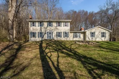 22 Tamarack Rd, Belvidere, NJ 07823