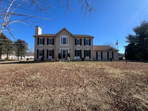 7 Cliffside Dr, Franklin Twp, NJ 08886
