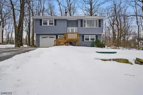 10 Juniper Rd, Vernon Twp, NJ 07422