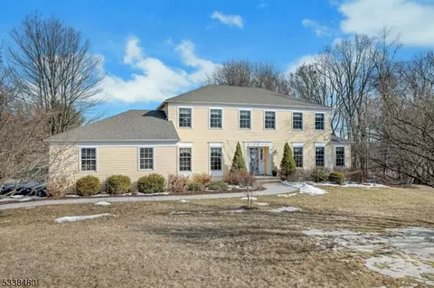 44 Flintlock Dr, Washington Twp, NJ 07853