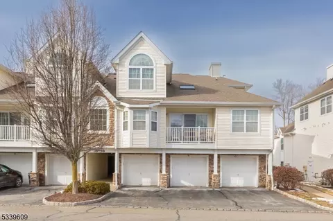 40 Pondside Dr, Ledgewood, NJ 07852