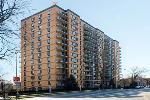 60 Parkway Dr #6K, East Orange, NJ 07017