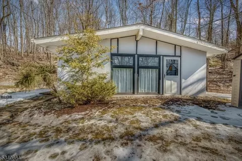15 Stevens Trl, Hopatcong, NJ 07843