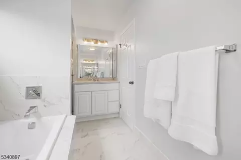 51 Shearwater Ln, Wayne, NJ 07470 photo 9