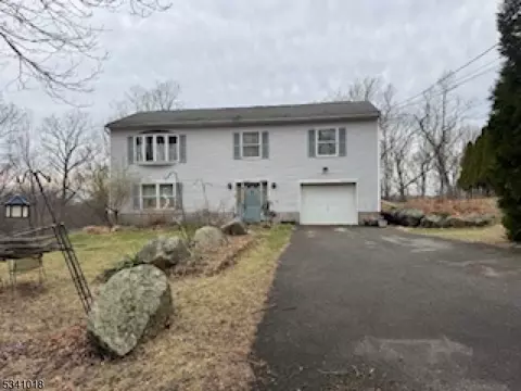 19 Crestview Ln, Hamburg, NJ 07419