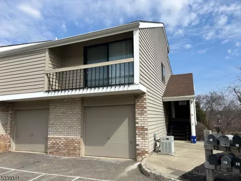 74 Overlook Dr, Clinton, NJ 08809