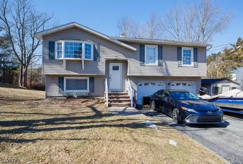31 Carnation St, Vernon Twp, NJ 07418