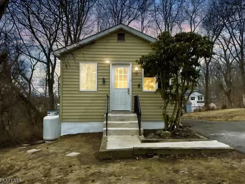 318 W End Ave, Hopatcong, NJ 07843