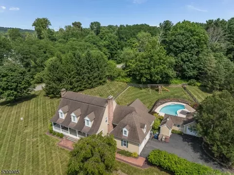 24 Hook Mountain Dr, Clinton Twp, NJ 08801