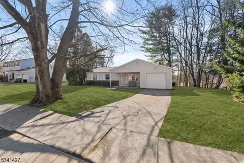 148 Powderhorn Dr, Phillipsburg, NJ 08865