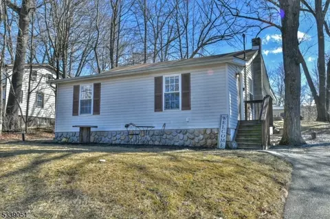 94 Upper Greenwood Lake Rd, Hewitt, NJ 07421