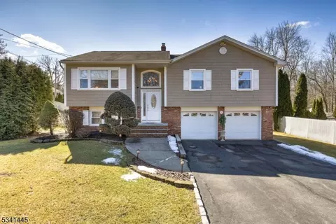 1 Richard Ct, Butler, NJ 07405