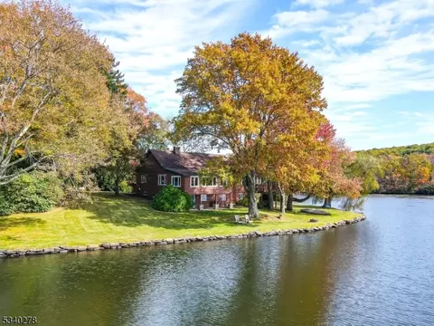 1 Yearling Trl, West Milford Twp, NJ 07421