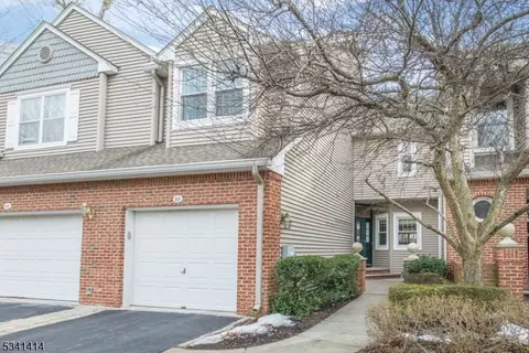 38 Kent Dr, Roseland, NJ 07068