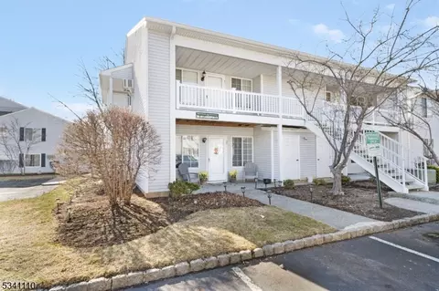39 Larkspur Ct, Bedminster, NJ 07921