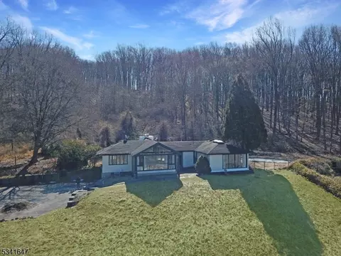94 Roxiticus Rd, Far Hills, NJ 07931