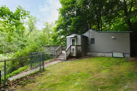 78 Riverside Rd, Hewitt, NJ 07421