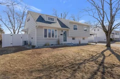 13 Ulysses Rd, Somerset, NJ 08873