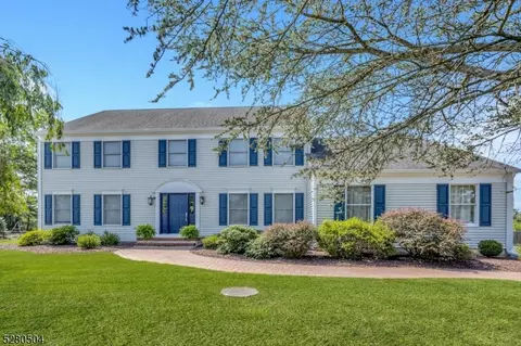 11 Edgewood Dr, Belle Mead, NJ 08502