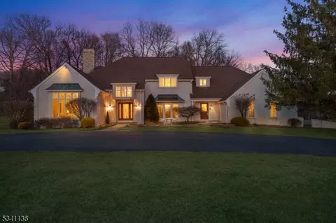 17 Beacon Hill Dr, Chester Twp, NJ 07930
