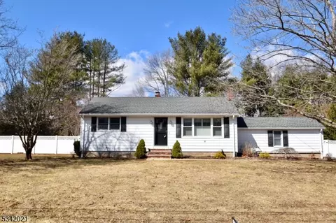 4 Starlight Rd, Oak Ridge, NJ 07438