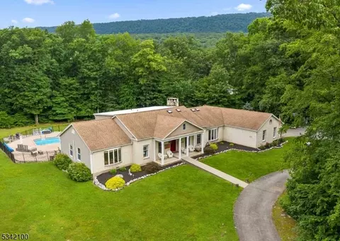2 Beechwood Rd, Blairstown Twp, NJ 07832
