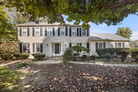 8 Harvest Ct, Clinton, NJ 08809