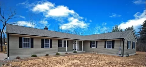 5 New Bromley Rd, Tewksbury, NJ 08889
