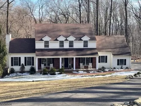 4 Devonald Dr, Asbury, NJ 08802