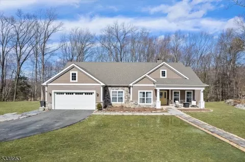 34 Ballantine Woods Way, Andover, NJ 07821