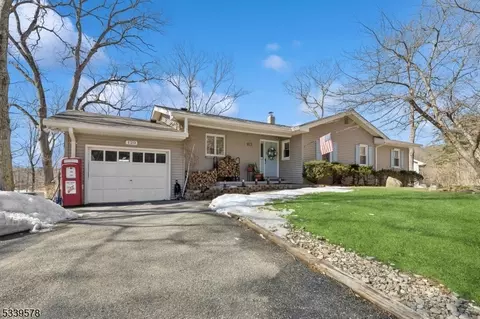 120 Kitchell Lake Dr, West Milford, NJ 07480