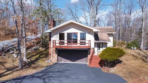 93 Signal Hill Trl, Sparta, NJ 07871