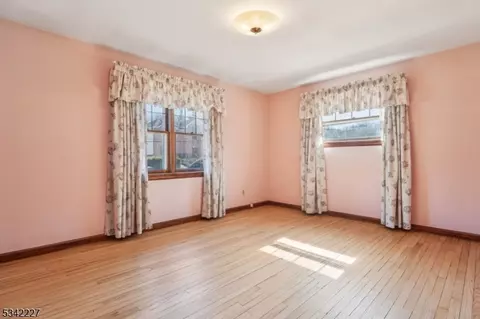 416 Valley View Ave, Paramus, NJ 07652 photo 18