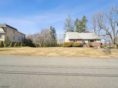 416 Valley View Ave, Paramus, NJ 07652 photo 3