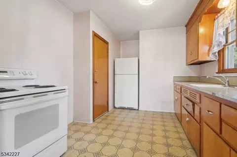 416 Valley View Ave, Paramus, NJ 07652 photo 15