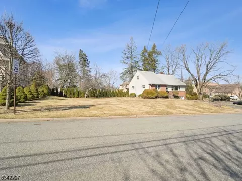 416 Valley View Ave, Paramus, NJ 07652 photo 2