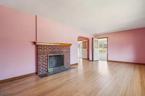 416 Valley View Ave, Paramus, NJ 07652 photo 9