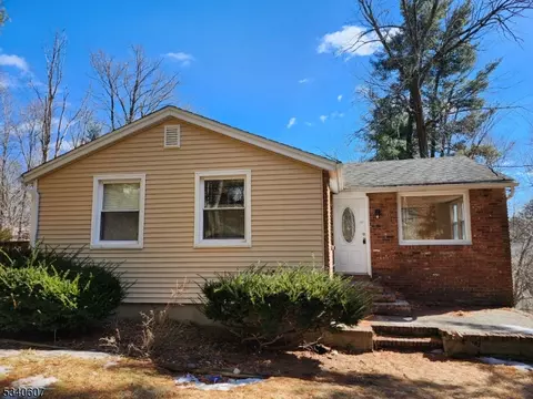 30 Hemlock Ln, West Milford, NJ 07480