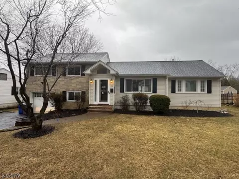 9 White Oak Dr, Livingston, NJ 07039