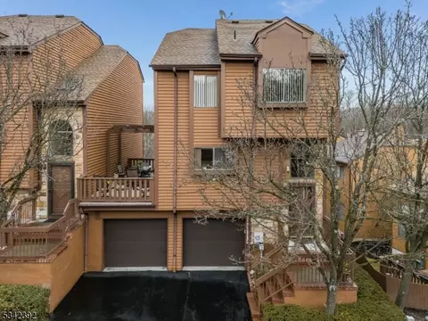 17 Schindler Dr, Rockaway, NJ 07866