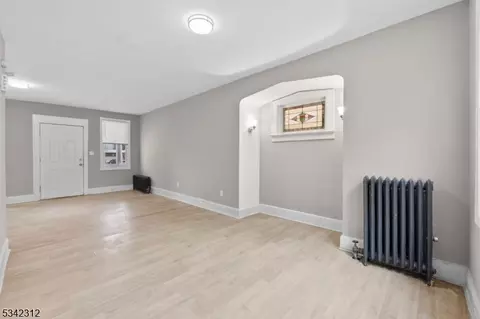 21 Edwin Pl, Newark, NJ 07112 photo 4