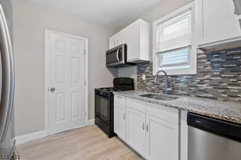 21 Edwin Pl, Newark, NJ 07112 photo 5