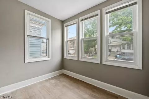 21 Edwin Pl, Newark, NJ 07112 photo 9