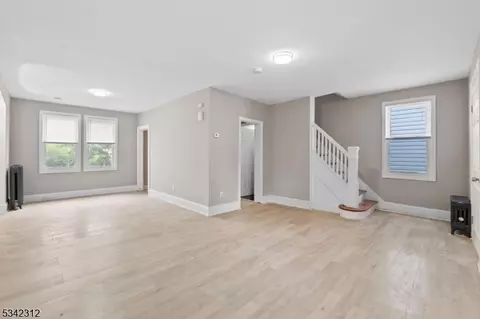 21 Edwin Pl, Newark, NJ 07112 photo 3