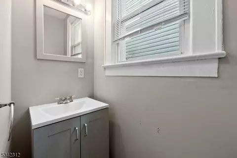 21 Edwin Pl, Newark, NJ 07112 photo 14
