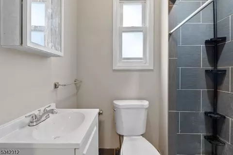 21 Edwin Pl, Newark, NJ 07112 photo 8